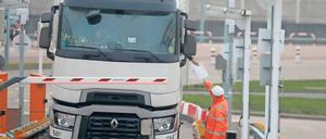 Papierstau. Am Eurotunnel kontrollieren Mitarbeiter die Dokumente der Lastwagenfahrer. Foto: Frank Augstein/dpa