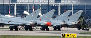 Eurofighter der Bundeswehr stehen auf dem Vorfeld des Hauptstadtflughafens BER. Auf der Internationalen Luftfahrtaustellung ILA 2018 werden Piloten ihr Können damit demonstrieren.