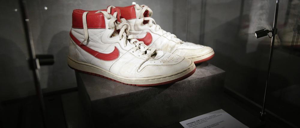 Sneaker von Michael Jordan bei einer Christie’s-Auktion in New York.