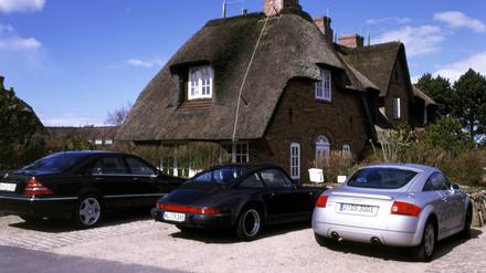 Sportwagen vor einem Haus auf Sylt (Archivbild)