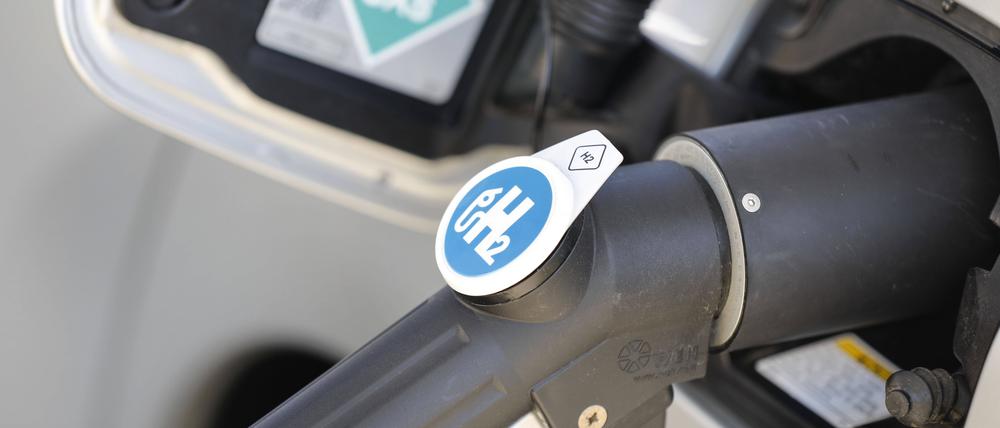 Ein Brennstoffzellen-Fahrzeug wird an einer Wasserstoff-Tankstelle in Berlin befüllt. 