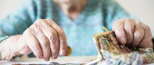 Auch Rentner:innen leiden besonders stark unter den gestiegenen Preisen.