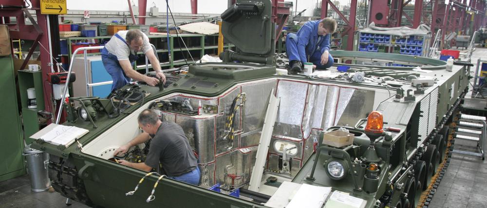 Arbeiter bei Rheinmetall Landsysteme in Kassel beim Bau einer Panzerhaubitze (Archivbild von 2005)
