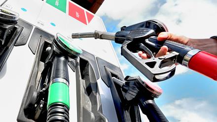 Die Preise für Benzin und Diesel fielen zuletzt wieder unter die 2-Euro-Marke.