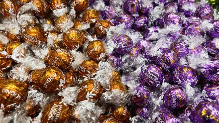 Der jährliche Schokoladenkoffer von Lindt&Sprüngli enthält 4 Kilo Pralinen, Tafeln und Riegel. 