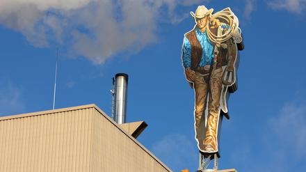 Die Werbefigur Marlboro Mann auf dem Dach der Produktionsstätte von Philip Morris in Berlin. 