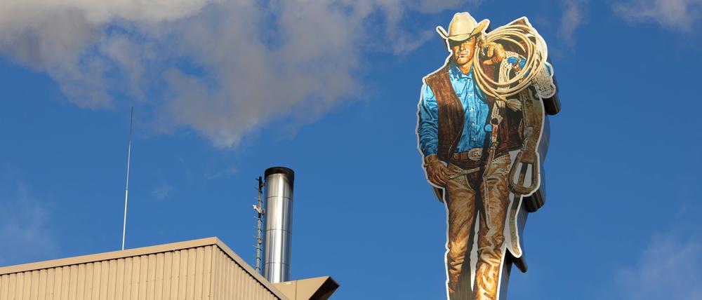 Die Werbefigur Marlboro Mann auf dem Dach der Produktionsstätte von Philip Morris in Berlin. 