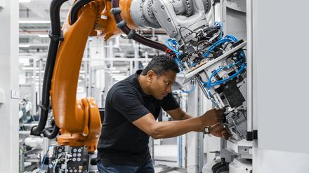 Der Fachkräftemangel bei Robotik-Ingenieure wird sich bis voraussichtlich noch 2030 verschärfen.