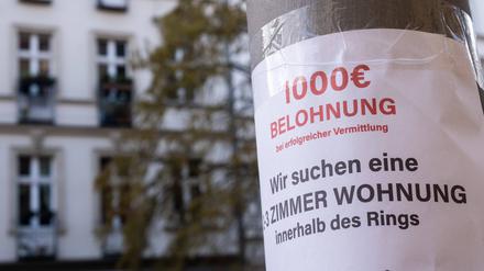 Mangelware: Weil bezahlbare Wohnungen fehlen, zahlen Suchende in Berlin mittlerweile Belohnungen. 