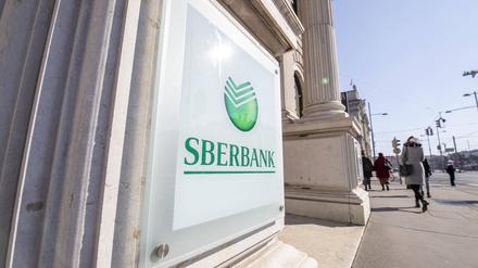 Sberbank-Logo am Europasitz des russischen Geldinstitutes in Wien.