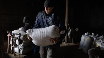 Luhansk. Die Menschen vor Ort kaufen Weizenreserven. 
