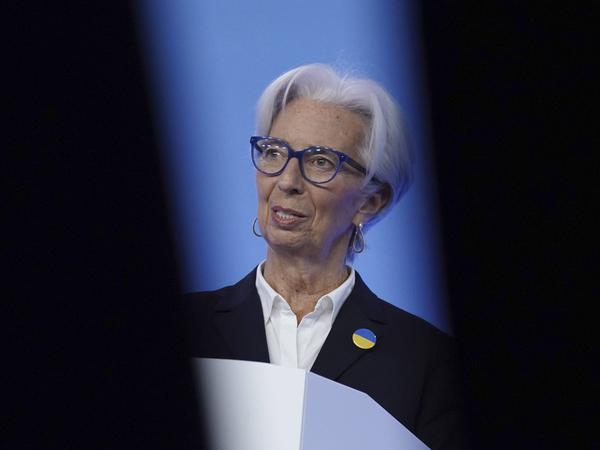 EZB-Chefin Christine Lagarde stellt eine baldige Zinswende in Aussicht.