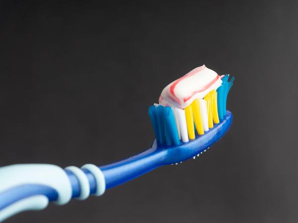 Insgesamt 31 Zahnpasten wurden von Stiftung Warentest getestet.