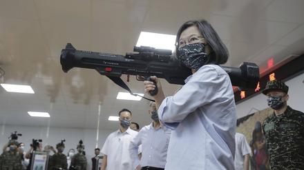 Taiwans Präsidentin Tsai Ing Wen posiert mit einer Waffe. 