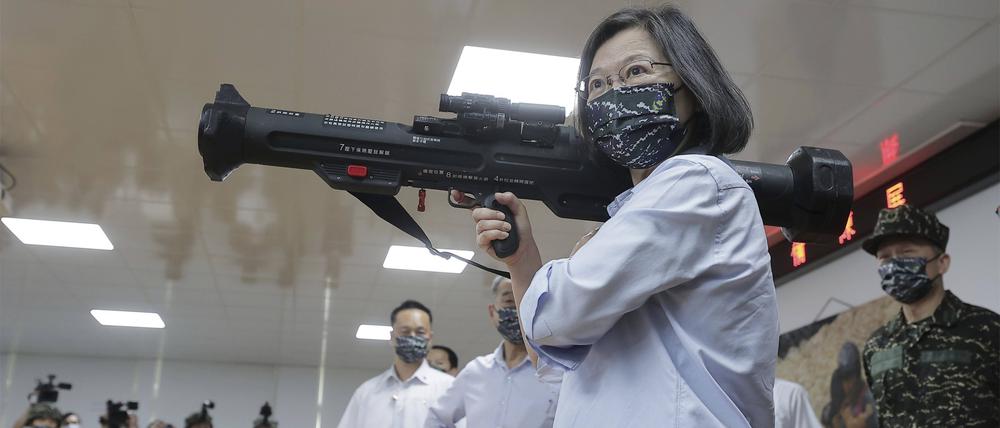 Taiwans Präsidentin Tsai Ing Wen posiert mit einer Waffe. 