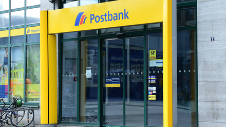 Tür zu: Bestimmte Konten hat die Postbank gekündigt, Kunden können die Geschäftsbeziehung aber noch bis zum 30. Juni reaktivieren.