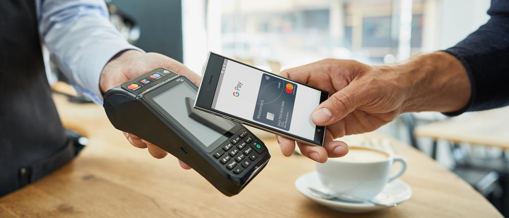 An den meisten Geräten für Kartenzahlung kann man auch mit dem Smartphone zahlen.