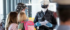 Am Frankfurter Flughafen kontrolliert die Bundespolizei ankommende Passagiere aus Palma de Mallorca.