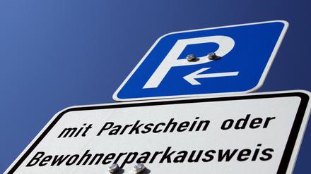 Ein Verkehrschild weist auf freies Parken für Bewohner mit Parkausweis hin. 