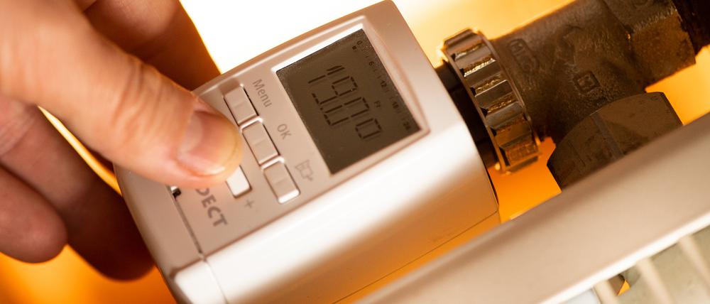 Ein modernes Thermostat mit digitaler Anzeige an der Heizung ist eine Möglichkeit, Energie zu sparen. 