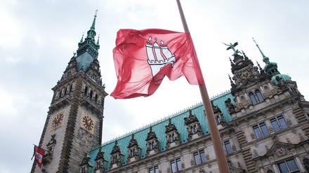 Am Sonntag wird in Hamburg gewählt. Die Flagge vor dem Rathaus hängt derzeit wegen des Anschlags in Hanaus allerdings auf Halbmast.