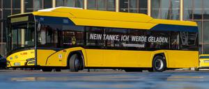 Ein neuer Elektrobus des polnischen Herstellers Solaris steht bei einem Termin zur Vorstellung neuer E-Busse auf dem Gelände der Berliner Verkehrsbetriebe (BVG). 