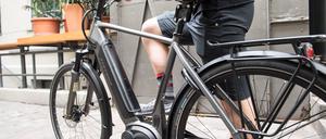 Der Absatz von E-Bikes steigt deutlich stärker als die Nachfrage nach „echten“ Rädern. 