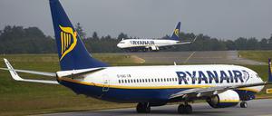 Maschinen vom Typ Boeing 737-800 der irischen Fluglinie Ryanair stehen auf dem Vorfeld des Flughafens Hahn. 