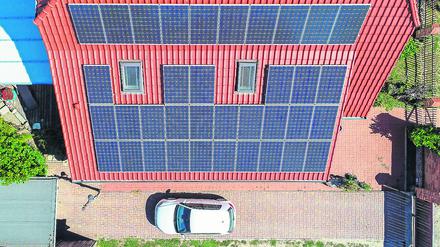 Solaranlagen auf dem Dach sind auch für E-Auto-Besitzer sinnvoll. 