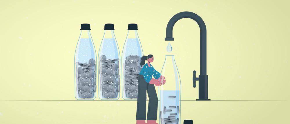 Leitungswasser statt Mineralwasser.
Wer Wasser ohne Kohlensäure mag, kann sich die Ausgaben für gekauftes Flaschenwasser sparen. Das Berliner Leitungswasser kostet pro Liter 0,002 Euro und toppt damit auch den günstigsten Anbieter. 