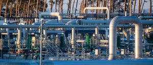 Blick auf Rohrsysteme und Absperrvorrichtungen in der Gasempfangsstation der Ostseepipeline Nord Stream 1 in Lubmin bei Greifswald.