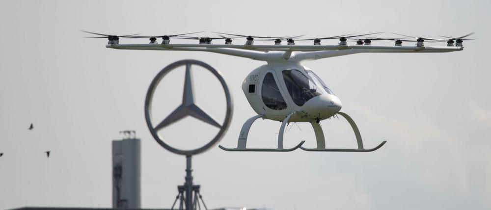 Ein sogenannter Volocopter hat einen Probeflug in Stuttgart absolviert. 