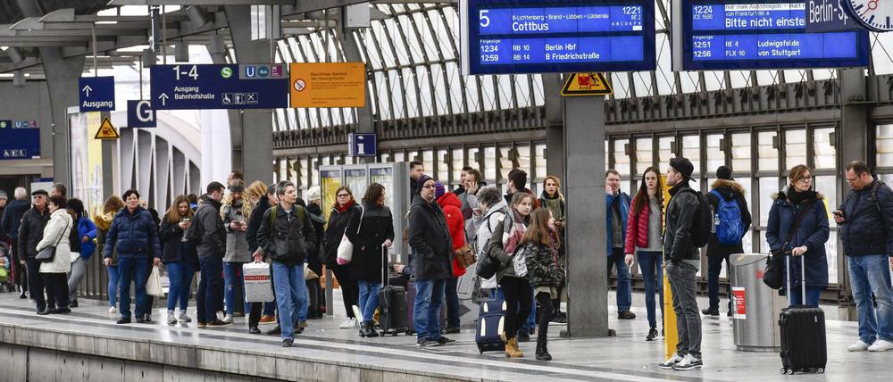 Wartende Passagiere im Bahnhof Spandau. Bei noch volleren Zügen könnten auch die Verspätungen noch häufiger werden. 