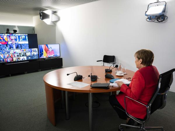Bundeskanzlerin Angela Merkel (CDU) während einer Videokonferenz mit den Mitgliedern des Europäischen Rates im Bundeskanzleramt. 