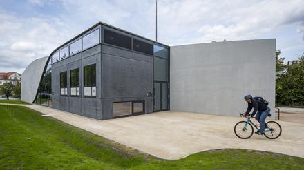 Außenansicht des neu gebauten Carbonbeton-Hauses, einer mit umweltverträglichen Materialien errichteten Entwicklung der Technischen Universität Dresden.