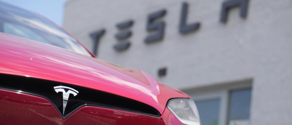 Ein Model X von Tesla steht vor einem Tesla-Händler (Symbolbild).