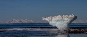 Ein Forschender des Alfred-Wegener-Instituts fotografierte diese Eisformation in der Nähe von Longyearbyen, Spitzbergen.
