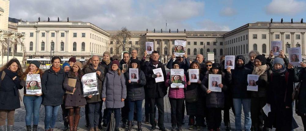 Protest der türkischen Akademiker für den Frieden auf dem Bebelplatz vor der Humboldt-Universität.