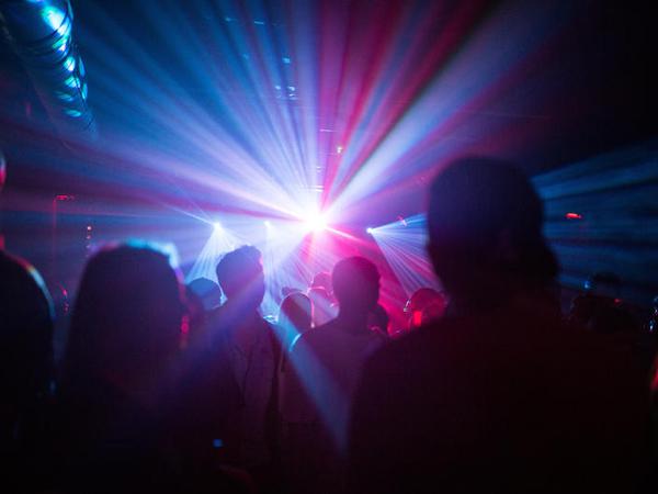 Eng Tanzen in verrauchten Clubs - das dürfte aus Sicht des infektionsschutzes auch mit viel Belüftung noch länger ein Problem bleiben.