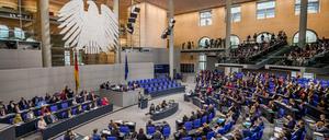 Die Abgeordneten verfolgen am 21.11.2017 im Bundestag in Berlin die Debatte im Plenum. In seiner 2. Sitzung der 19. Legislaturperiode berät der Deutsche Bundestag unter anderem über Bundeswehreinsätze und die Einsetzung verschiedener Ausschüsse. Foto: Michael Kappeler/dpa +++(c) dpa - Bildfunk+++