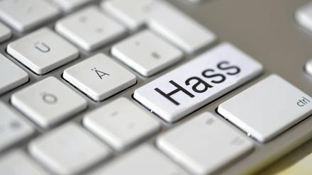 Computertastatur mit dem Wort Hass auf einer Taste. Symbolfoto: Hass und Mobbing im Internet Copyright: epd-bild/JensxSchulze  