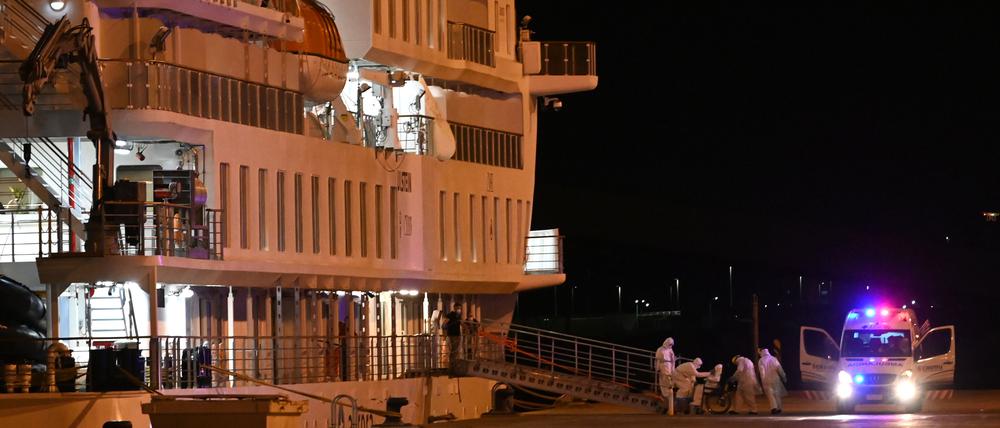 Auf dem Kreuzfahrtsschiff „Greg Mortimer“ wurden Besatzungsmitglieder und Passagiere mit dem neuartigen Coronavirus infiziert, obwohl sie zuvor untersucht worden waren. 