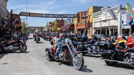 Cooler als Corona? Als wäre 2020 nichts anders als die 80 Jahre zuvor, trafen sich auch dieses Jahr Hunderttausende Biker in Sturgis und präsentierten ihre Maschinen und sich selbst auf der Main Street des Städtchens in South Dakota - ohne Masken, ohne Abstand.