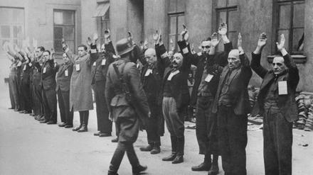 Weil dort insbesondere der Mord an den Warschauer Juden stattfand, wurde Treblinka eine der opferreichsten Mordstätten der Shoah. Im kollektiven Gedächtnis aber geriet die „Aktion Reinhardt“ rasch in den Schatten von Auschwitz. 