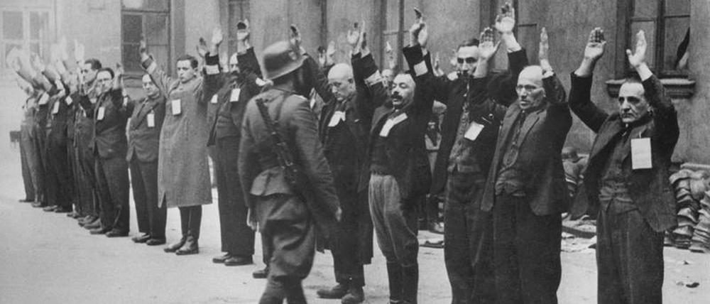 Weil dort insbesondere der Mord an den Warschauer Juden stattfand, wurde Treblinka eine der opferreichsten Mordstätten der Shoah. Im kollektiven Gedächtnis aber geriet die „Aktion Reinhardt“ rasch in den Schatten von Auschwitz. 