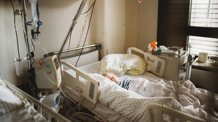 An Sars-CoV-2 erkranktes Kind in einem Krankenhaus in München, Archivbild vom März 2021.