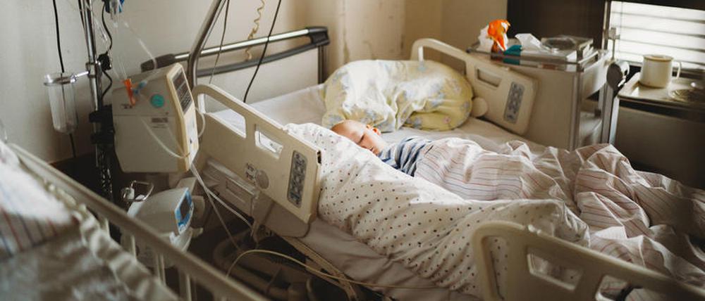 An Sars-CoV-2 erkranktes Kind in einem Krankenhaus in München, Archivbild vom März 2021.