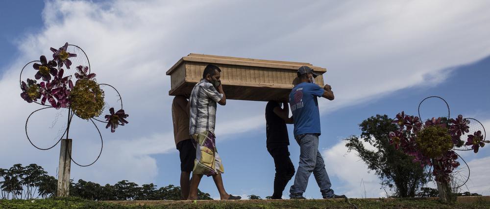 Verwandte tragen den Sarg mit den sterblichen Überresten eines an Covid-19 Verstorbenen zu einer Begräbnisstätte in Iquitos in Peru. Südamerika ist trotz des vergleichsweise jungen Alters der Bevölkerung schwer von der Pandemie betroffen.