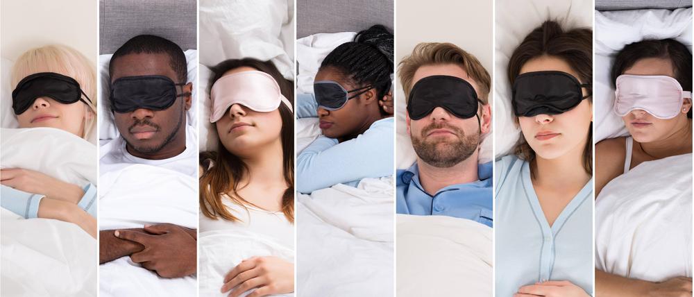 Masken wirken. Eine Augenmaske beim Schlafen kann Restlicht abschirmen, was sich vorteilhaft auswirkt auf den Melatonin-Spiegel im Blut, das Hormon, das an der Regulation des Wach- und Schlafrhythmus beteiligt ist. Bei Patienten auf Intensivstationen verhalfen Augenmasken und Ohrstöpsel jedenfalls zu besserem Schlaf, zeigten Studien.