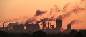 (FILES) In this file photo taken on May 22, 2019 British Steel's Scunthorpe plant is pictured at dawn in north Lincolnshire, north east England. - As a consequence of Brexit, the United Kingdom launched its own CO2 market in May 2021, when it had previously been integrated into the European market. (Photo by Lindsey Parnaby / AFP)